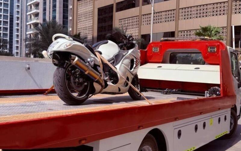 شرطة دبي تطيح بسائق دراجة نارية تجاوزت سرعته 290 كيلومتراً في الساعة