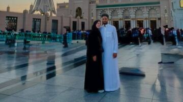 لقطات عفوية تجمع مصطفى زيكو وزوجته في رحلة روحانية بالمدينة المنورة