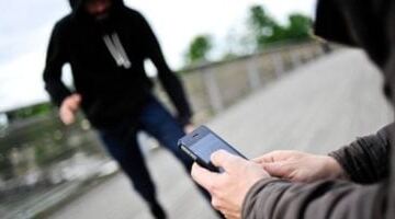 محاكمة شاب بتهمة سرقة هاتف سيدة بأسلوب المغافلة في أحد الشوارع العامة