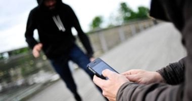 محاكمة شاب بتهمة سرقة هاتف سيدة بأسلوب المغافلة في أحد الشوارع العامة