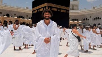 محمد النني يشارك جمهوره لقطة مميزة من أمام الكعبة خلال أداء العمرة