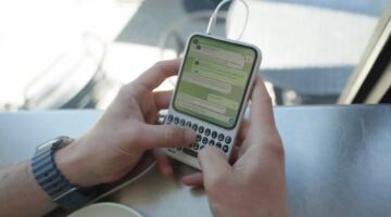 مخاطر خفية تواجه مقتني الهواتف الذكية ذات لوحة المفاتيح المادية المحدودة