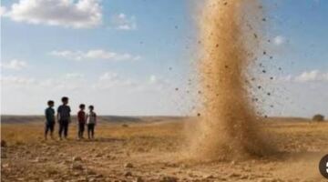 مخاطر صحية ومادية خفية تسببها ظواهر عفريت الغبار في المناطق الصحراوية المفتوحة