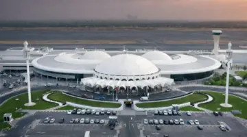 مطار الشارقة يستقبل 390 ألف مسافر وسط تدفق قياسي خلال أسبوع الذروة