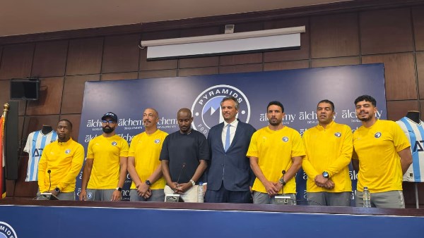 موكوينا يقود التدريبات الجماعية لفريق بيراميدز بظهور لافت للأنظار في القاهرة