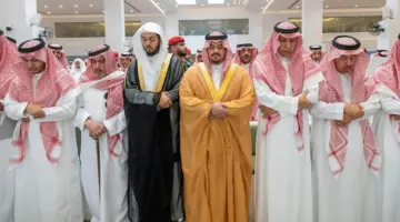 نائب أمير الرياض يتقدم المصلين في جنازة سليمان العباد بمدينة الرياض