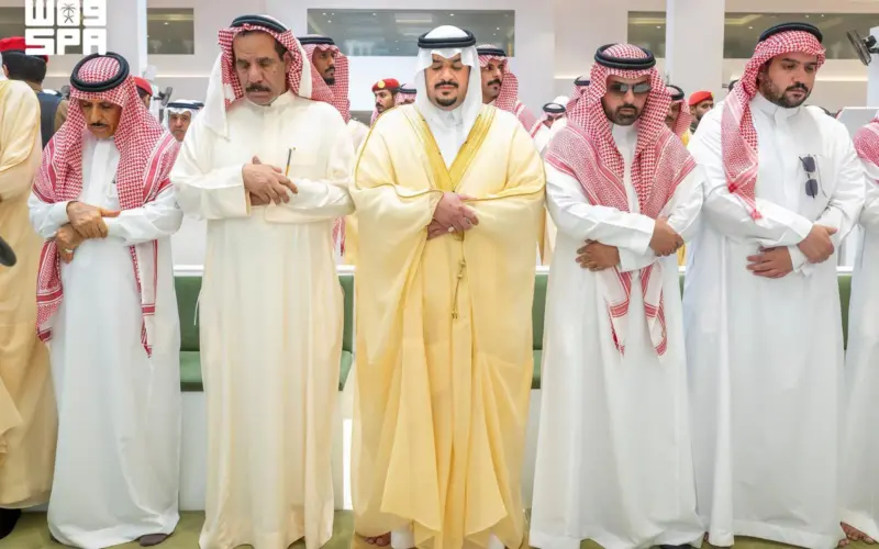 نائب أمير الرياض يتقدم المصلين في جنازة مدير شرطة المنطقة الأسبق