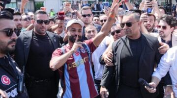 هدية ثمينة من رجل أعمال تركي تفاجئ محمد صلاح في مدينة طرابزون