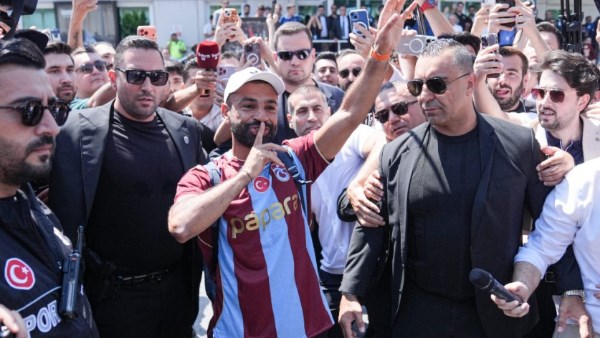 هدية ثمينة من رجل أعمال تركي تفاجئ محمد صلاح في مدينة طرابزون