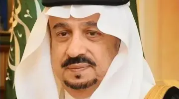 أمير الرياض يؤدي واجب العزاء في وفاة الشيخ سعد آل فريان