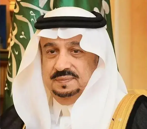 أمير الرياض يؤدي واجب العزاء في وفاة الشيخ سعد آل فريان