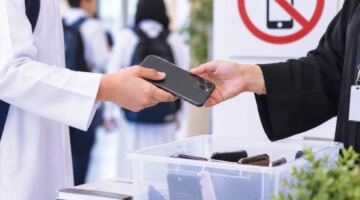 إجراءات تربوية جديدة لمصادرة الهواتف الذكية من طلاب المدارس الحكومية والخاصة بالدولة