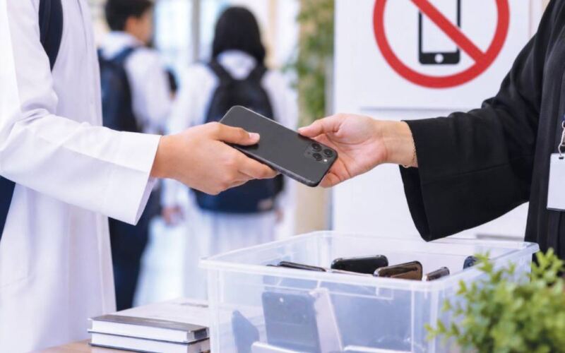 إجراءات تربوية جديدة لمصادرة الهواتف الذكية من طلاب المدارس الحكومية والخاصة بالدولة
