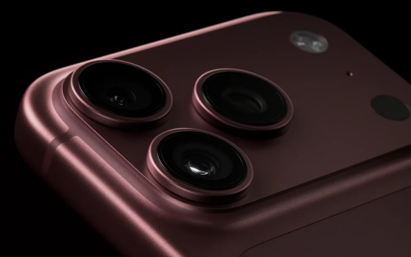 إقبال قياسي على iPhone 18 Pro Max يضع اللون العنابي في صدارة المبيعات