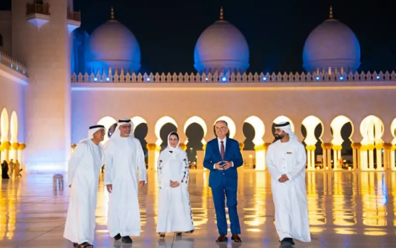 الرئيس الألباني يتجول في أروقة جامع الشيخ زايد ضمن زيارته الرسمية للإمارات