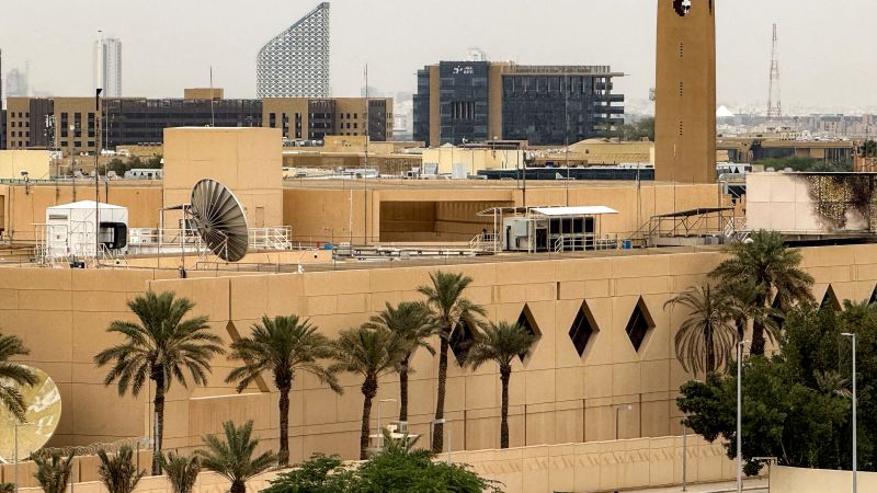 السفارة الأمريكية تفرض قيودًا جديدة على تحركات موظفيها داخل مدينتين سعوديتين