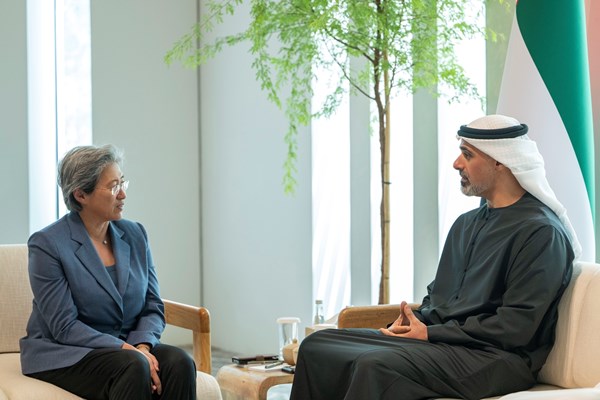 خالد بن محمد بن زايد يبحث فرص تطوير الذكاء الاصطناعي مع شركة إي إم دي
