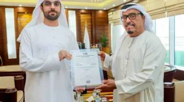 ضاحي خلفان يمنح وسام التميز لضابط في شرطة دبي ابتكر تقنية أمنية