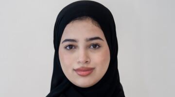 طالبة إماراتية تسجل حضورها في المجلس العالمي للشباب لتمثيل طموحات الدولة دولياً