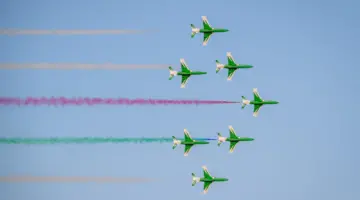 عروض جوية مذهلة توحد المقاتلات والمروحيات في سماء الرياض احتفاءً باليوم الوطني