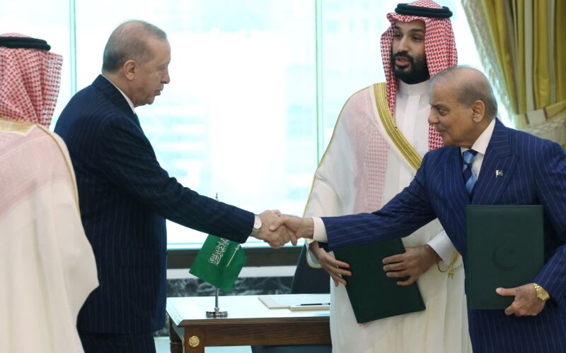 كواليس التعاون العسكري بين الرياض وإسلام آباد بعد تفعيل اتفاق مكة التاريخي