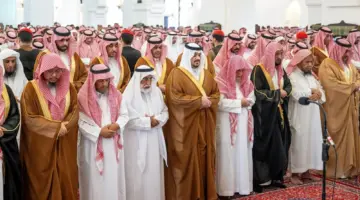نائب أمير الرياض يتقدم المصلين في جنازة الفقيد سعد آل فريان